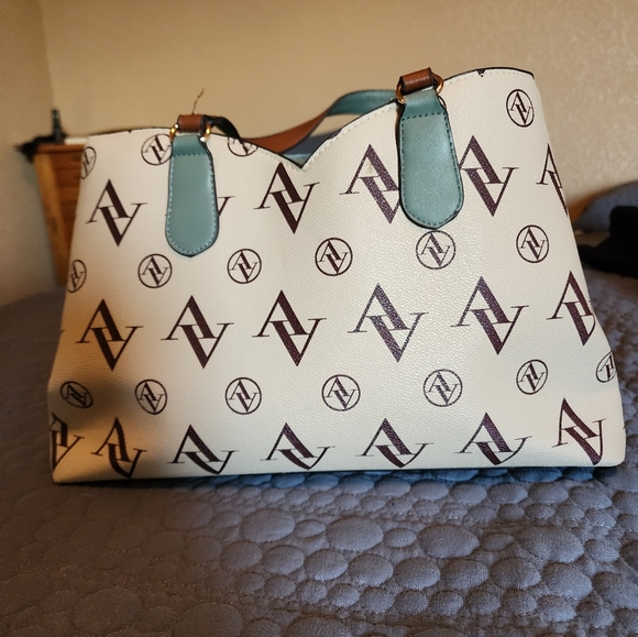 Handbag - Picture 3 of 3